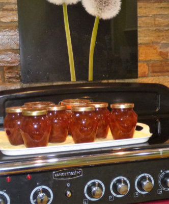 Cooking marmalade at the bed and breakfast